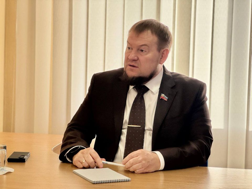 Денис Колесников: Сегодня в Луганской городской общественной приёмной партии «Единая Россия» провел приём граждан Денис Колесников: Сегодня в Луганской городской общественной приёмной партии «Единая Россия» провел приём граждан