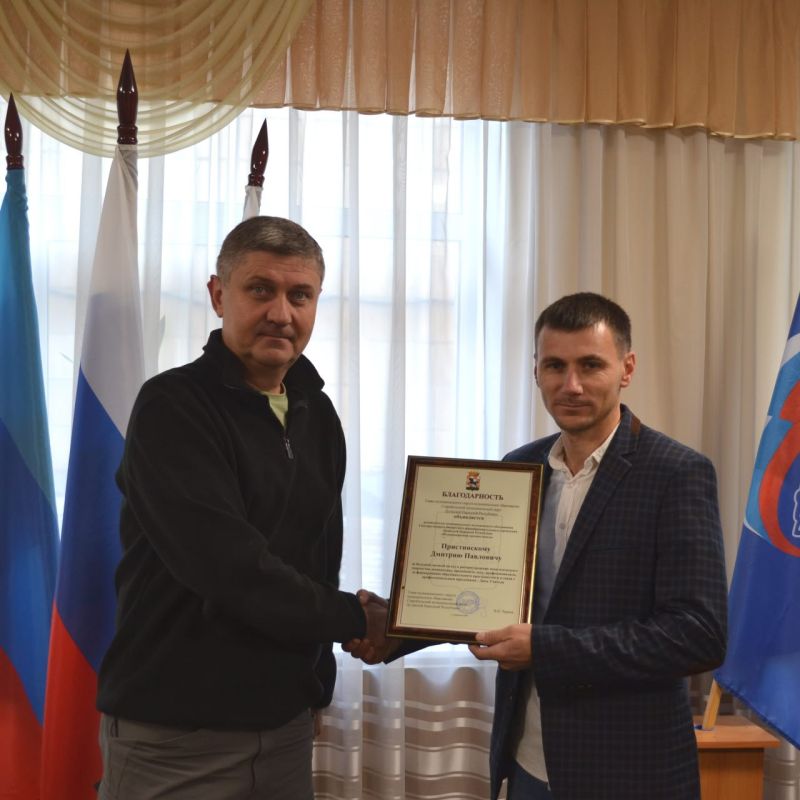 Владимир Чернев: Сегодня, в преддверии Дня учителя, имел честь вручить Благодарственные письма заслуженным педагогам Старобельского муниципального округа — тем, кто ежедневно вкладывает знания, сердце и душу в самое важное... Владимир Чернев: Сегодня, в преддверии Дня учителя, имел честь вручить Благодарственные письма заслуженным педагогам Старобельского муниципального округа — тем, кто ежедневно вкладывает знания, сердце и душу в самое важное...