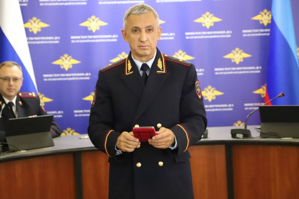 Накануне Дня сотрудников уголовного розыска Сергей Чернозуб вручил отличившимся представителям подразделений медали, нагрудные знаки и почётные грамоты Накануне Дня сотрудников уголовного розыска Сергей Чернозуб вручил отличившимся представителям подразделений медали, нагрудные знаки и почётные грамоты