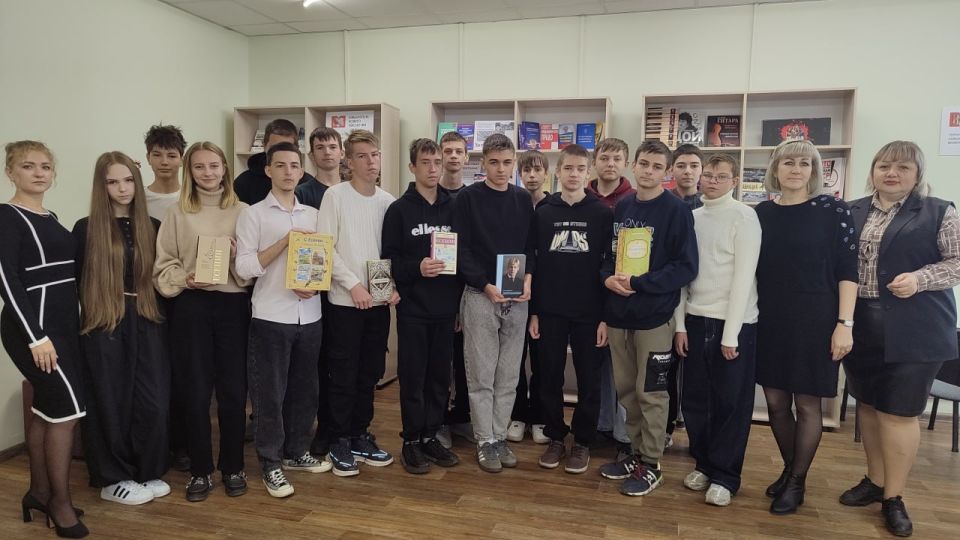 В модельной библиотеке МБУ "АГЦБС" для студентов АКИТЭ состоялся литературно-поэтический час «Поэт, хранимый памятью народа», посвященный 130-летию со дня рождения русского поэта Сергея Александровича Есенина В модельной библиотеке МБУ "АГЦБС" для студентов АКИТЭ состоялся литературно-поэтический час «Поэт, хранимый памятью народа», посвященный 130-летию со дня рождения русского поэта Сергея Александровича Есенина