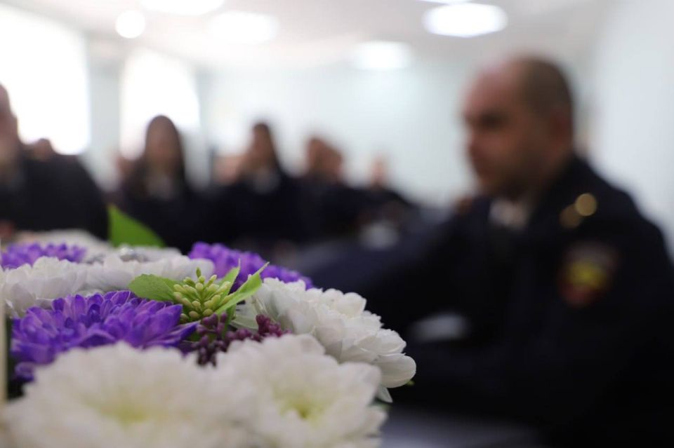 Накануне Дня сотрудников уголовного розыска Сергей Чернозуб вручил отличившимся представителям подразделений медали, нагрудные знаки и почётные грамоты Накануне Дня сотрудников уголовного розыска Сергей Чернозуб вручил отличившимся представителям подразделений медали, нагрудные знаки и почётные грамоты