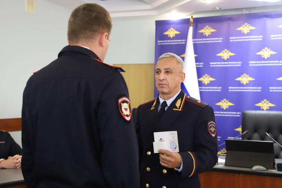 Накануне Дня сотрудников уголовного розыска Сергей Чернозуб вручил отличившимся представителям подразделений медали, нагрудные знаки и почётные грамоты Накануне Дня сотрудников уголовного розыска Сергей Чернозуб вручил отличившимся представителям подразделений медали, нагрудные знаки и почётные грамоты