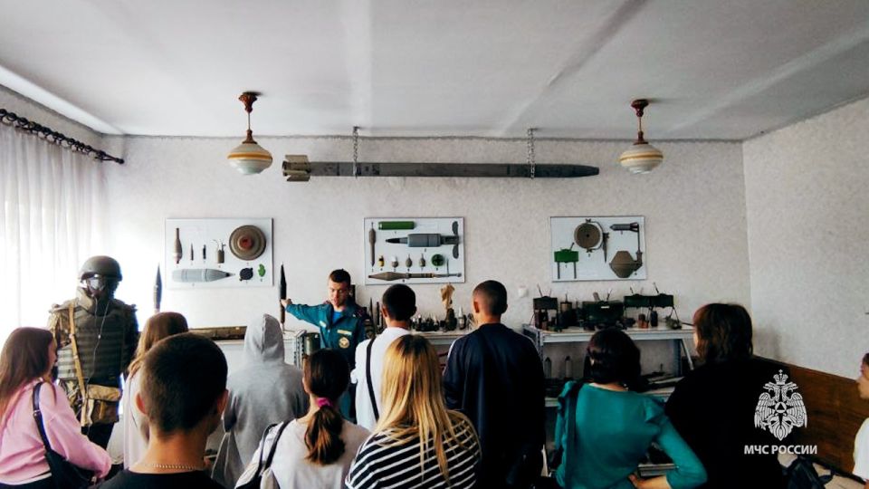 В преддверии Дня гражданской обороны сотрудники МЧС России провели занятия во многих образовательных учреждениях ЛНР В преддверии Дня гражданской обороны сотрудники МЧС России провели занятия во многих образовательных учреждениях ЛНР