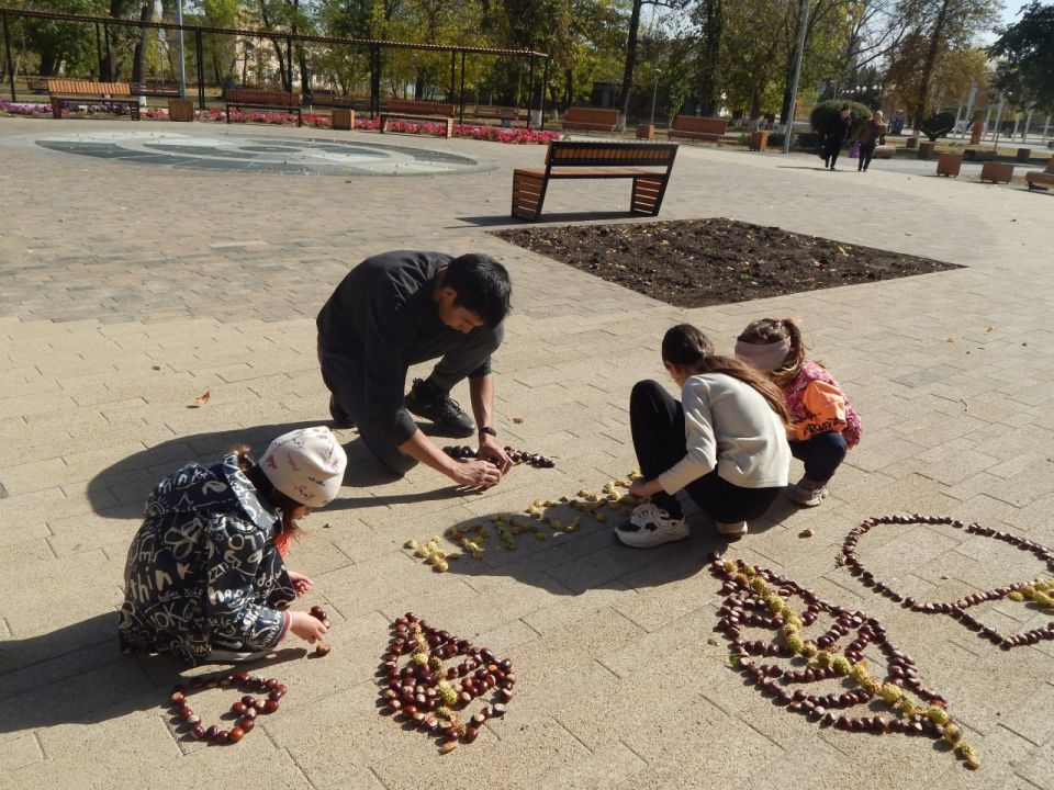 Осенний парк "Молодой гвардии" встретил маленьких гостей Осенний парк "Молодой гвардии" встретил маленьких гостей