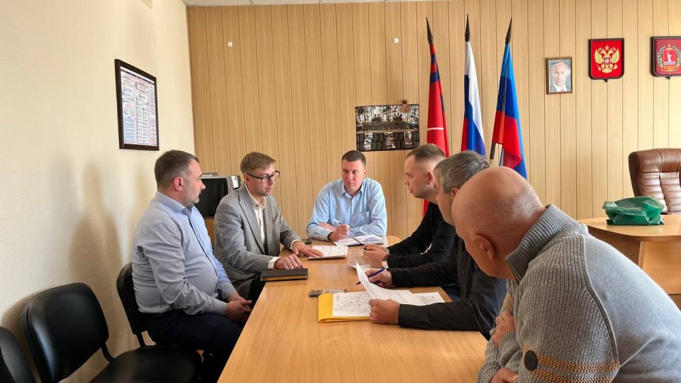 Альберт Зинченко: Первый заместитель Главы Станично-Луганского МО Владимир Макеев совместно с заместителем Главы Станично-Луганского МО Андреем Бидлюченко провели рабочую встречу с представителями Министерства инфраструктуры... Альберт Зинченко: Первый заместитель Главы Станично-Луганского МО Владимир Макеев совместно с заместителем Главы Станично-Луганского МО Андреем Бидлюченко провели рабочую встречу с представителями Министерства инфраструктуры...