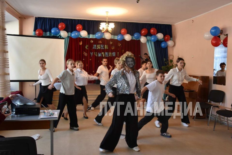 Своих любимых наставников и педагогов праздничным концертом поздравили школьники Кировской многопрофильной гимназии Своих любимых наставников и педагогов праздничным концертом поздравили школьники Кировской многопрофильной гимназии
