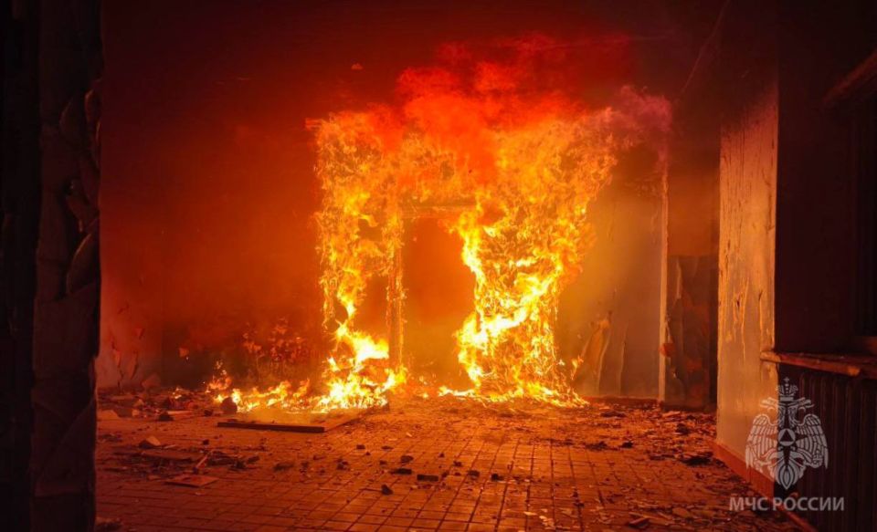 Кадры тушения с места пожара Кадры тушения с места пожара