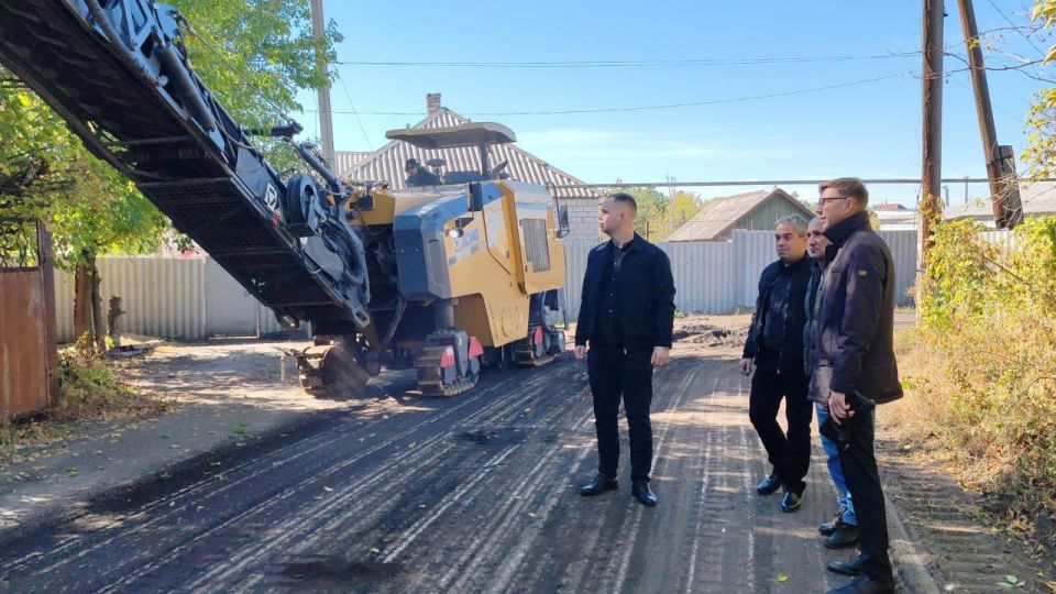 Альберт Зинченко: Первый заместитель Главы Станично-Луганского МО Владимир Макеев совместно с заместителем Главы Станично-Луганского МО Андреем Бидлюченко провели рабочую встречу с представителями Министерства инфраструктуры... Альберт Зинченко: Первый заместитель Главы Станично-Луганского МО Владимир Макеев совместно с заместителем Главы Станично-Луганского МО Андреем Бидлюченко провели рабочую встречу с представителями Министерства инфраструктуры...