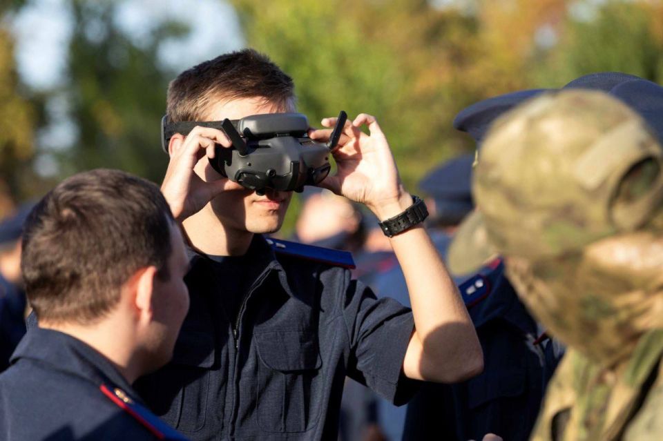 В ЛНР прошла встреча росгвардейцев с курсантами Луганской академии Следственного комитета России В ЛНР прошла встреча росгвардейцев с курсантами Луганской академии Следственного комитета России