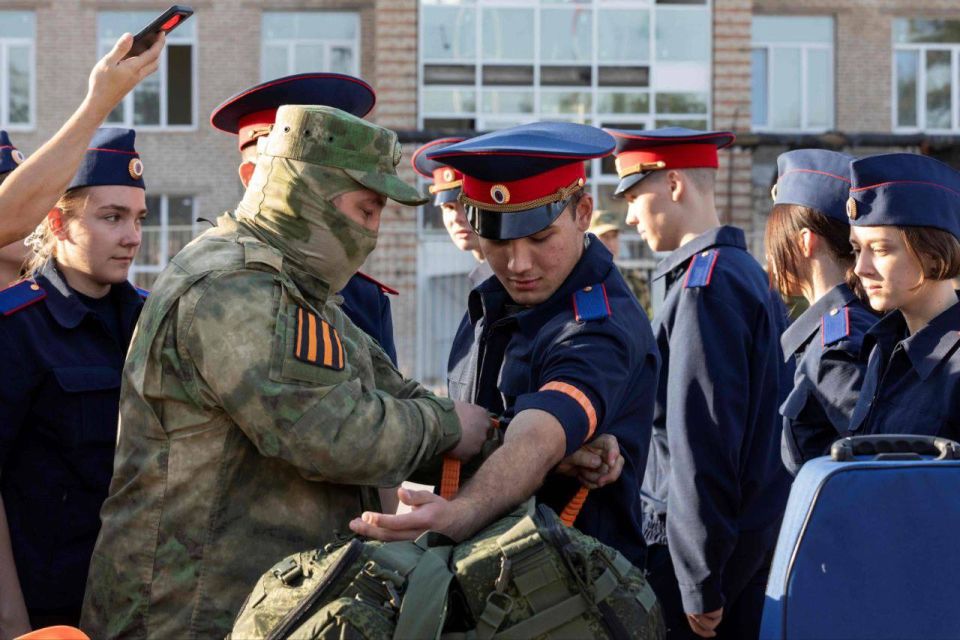В ЛНР прошла встреча росгвардейцев с курсантами Луганской академии Следственного комитета России В ЛНР прошла встреча росгвардейцев с курсантами Луганской академии Следственного комитета России