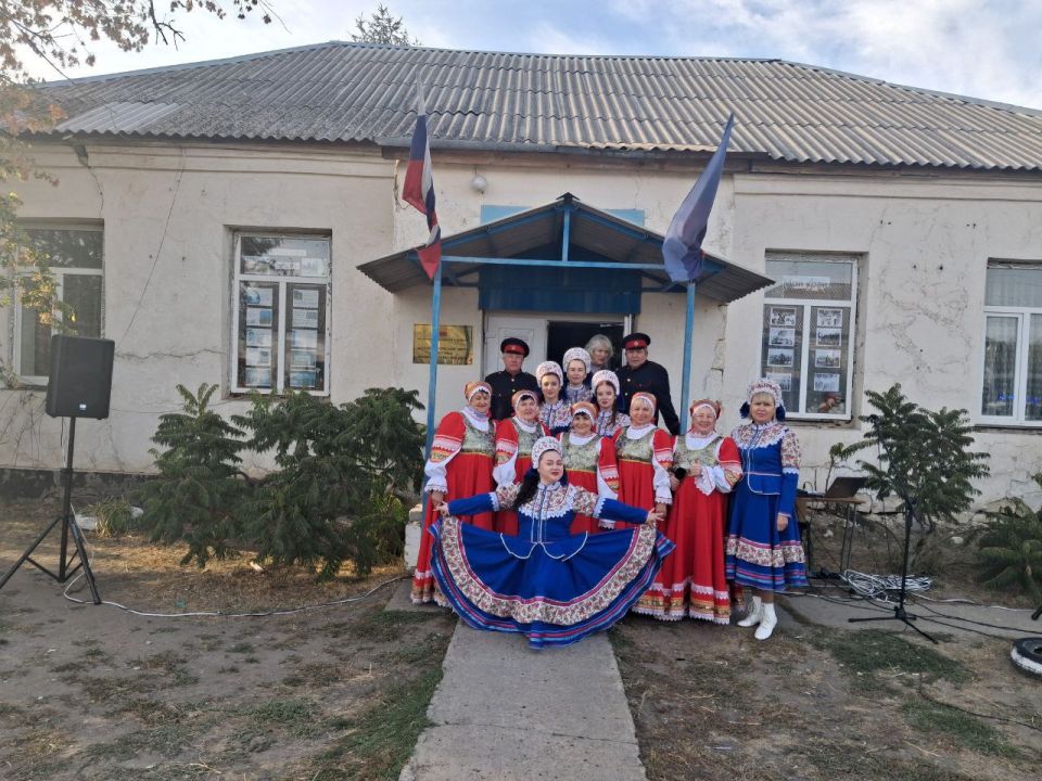 3 октября самодеятельные артисты Славяносербского центра культуры провели серию выездных концертов в селах Раёвка и Шишково, расположенных в Славяносербском муниципальном округе 3 октября самодеятельные артисты Славяносербского центра культуры провели серию выездных концертов в селах Раёвка и Шишково, расположенных в Славяносербском муниципальном округе