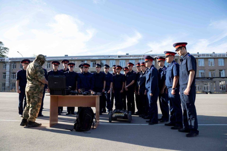 В ЛНР прошла встреча росгвардейцев с курсантами Луганской академии Следственного комитета России В ЛНР прошла встреча росгвардейцев с курсантами Луганской академии Следственного комитета России