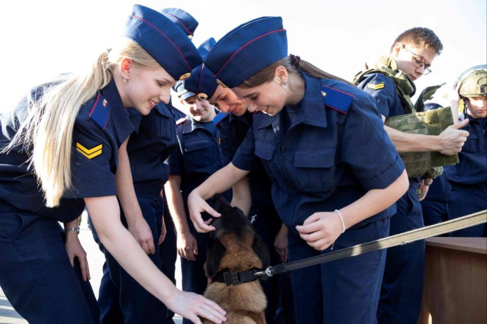 В ЛНР прошла встреча росгвардейцев с курсантами Луганской академии Следственного комитета России В ЛНР прошла встреча росгвардейцев с курсантами Луганской академии Следственного комитета России