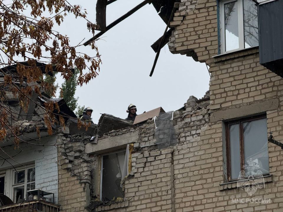 В Красном Луче спасатели России проводят аварийно-спасательные работы на месте ЧС В Красном Луче спасатели России проводят аварийно-спасательные работы на месте ЧС