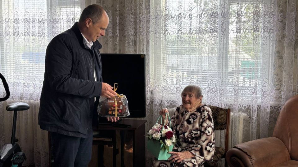 90-летний юбилей отметила ветеран педагогического труда, отличник образования Людмила Леонидовна Кропивина 90-летний юбилей отметила ветеран педагогического труда, отличник образования Людмила Леонидовна Кропивина