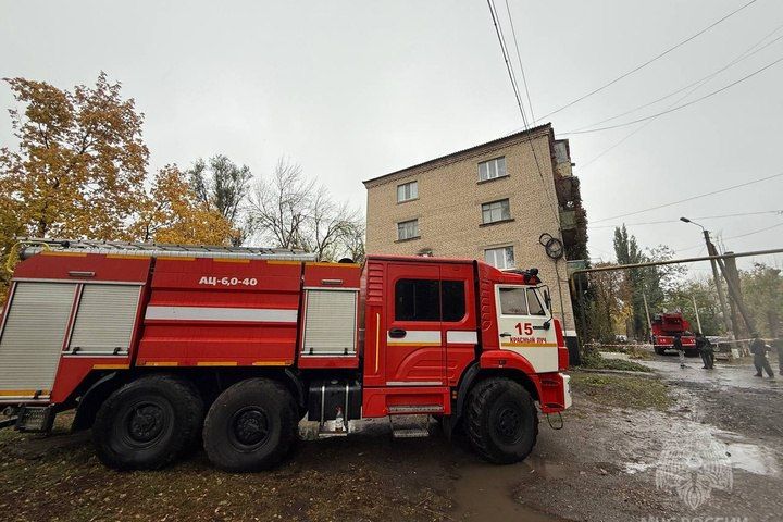 Обрушилось два этажа: Следователи и спасатели работают на месте взрыва в Красном Луче Обрушилось два этажа: Следователи и спасатели работают на месте взрыва в Красном Луче