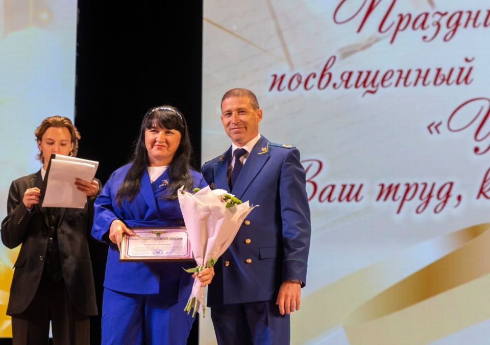 Сергей Колягин: В преддверии Дня учителя поздравление педагогов республики с профессиональным праздником продолжилось концертной программой «Учителя! Ваш труд, как жизнь, бесценен!», состоявшейся в Луганском Дворце культуры... Сергей Колягин: В преддверии Дня учителя поздравление педагогов республики с профессиональным праздником продолжилось концертной программой «Учителя! Ваш труд, как жизнь, бесценен!», состоявшейся в Луганском Дворце культуры...
