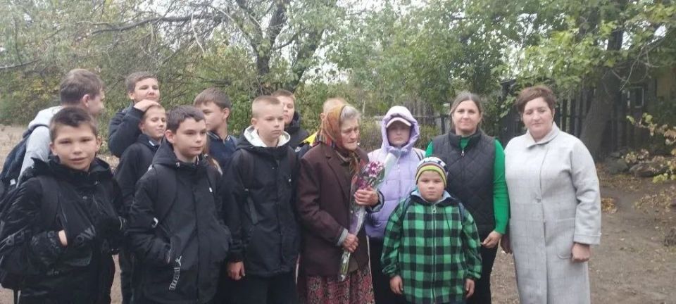 Доброта и благодарность не знают возраста: миусинские школьники навестили ветерана педагогического труда Раису Кабанцову Доброта и благодарность не знают возраста: миусинские школьники навестили ветерана педагогического труда Раису Кабанцову