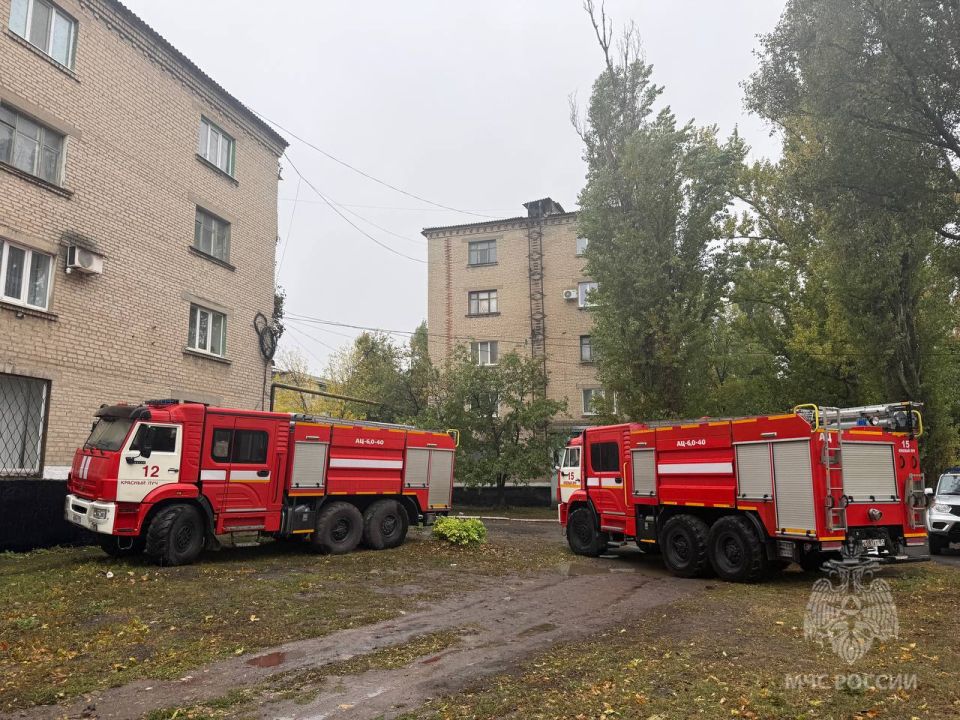 В Красном Луче спасатели России проводят аварийно-спасательные работы на месте ЧС В Красном Луче спасатели России проводят аварийно-спасательные работы на месте ЧС