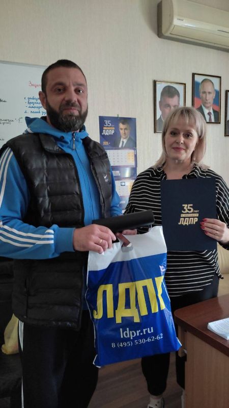 В канун дня учителя. Стахановское отделение ЛДПР от души поздравило представителей прекрасной и важной профессии В канун дня учителя. Стахановское отделение ЛДПР от души поздравило представителей прекрасной и важной профессии