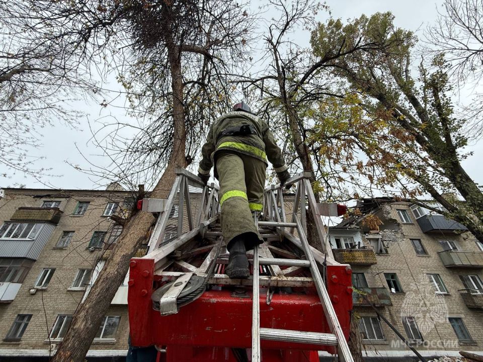 В ходе проведения спасательных работ на месте ЧС были эвакуированы жильцы одной из квартир В ходе проведения спасательных работ на месте ЧС были эвакуированы жильцы одной из квартир