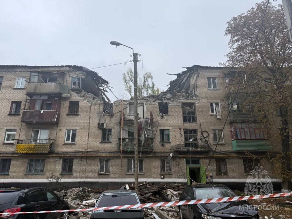 В Красном Луче спасатели России проводят аварийно-спасательные работы на месте ЧС В Красном Луче спасатели России проводят аварийно-спасательные работы на месте ЧС