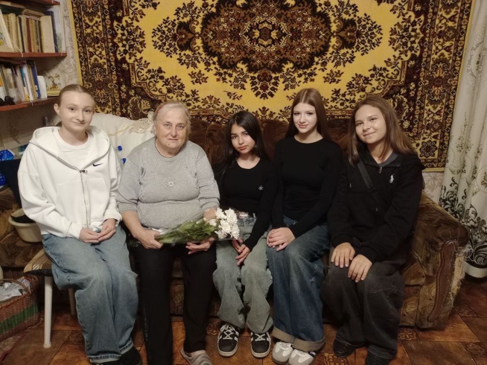 В знак глубокого уважения и признательности к тем, кто стоял у истоков образования, учащиеся Ровеньковской школы №3 накануне Дня учителя отправились с теплыми поздравлениями к ветеранам педагогического труда В знак глубокого уважения и признательности к тем, кто стоял у истоков образования, учащиеся Ровеньковской школы №3 накануне Дня учителя отправились с теплыми поздравлениями к ветеранам педагогического труда
