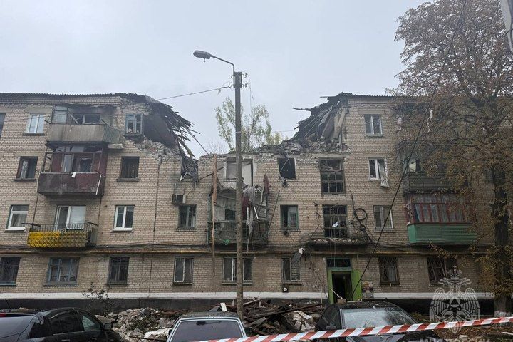 Обрушилось два этажа: Следователи и спасатели работают на месте взрыва в Красном Луче Обрушилось два этажа: Следователи и спасатели работают на месте взрыва в Красном Луче