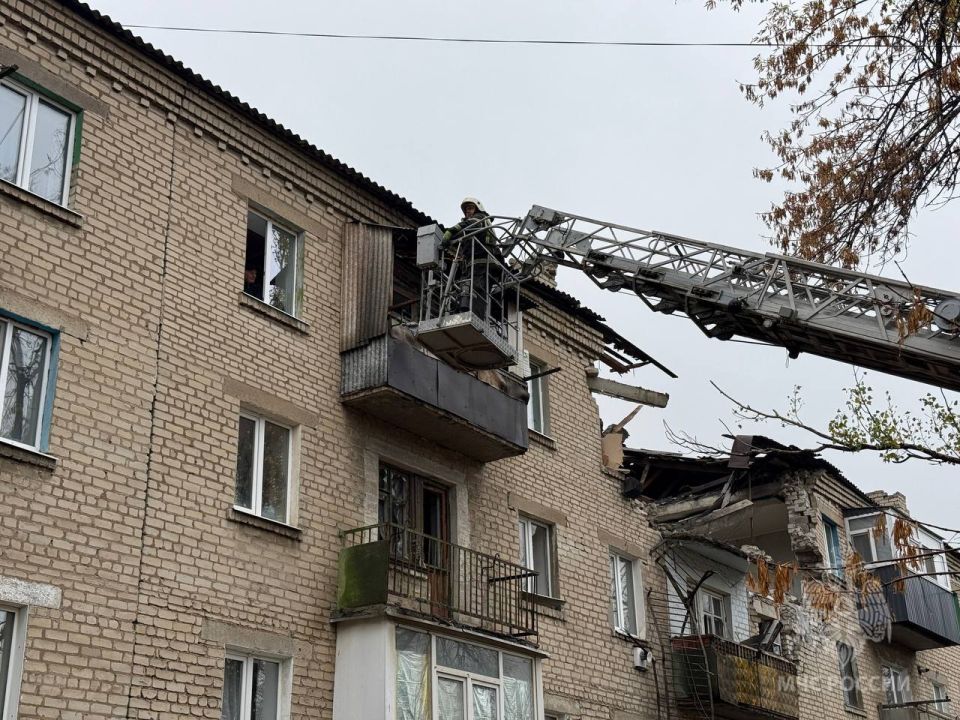 В ходе проведения спасательных работ на месте ЧС были эвакуированы жильцы одной из квартир В ходе проведения спасательных работ на месте ЧС были эвакуированы жильцы одной из квартир