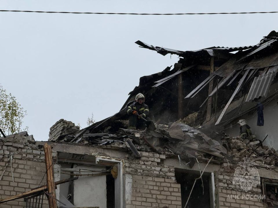 В Красном Луче спасатели России проводят аварийно-спасательные работы на месте ЧС В Красном Луче спасатели России проводят аварийно-спасательные работы на месте ЧС