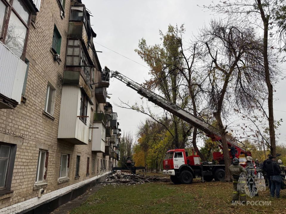 В ходе проведения спасательных работ на месте ЧС были эвакуированы жильцы одной из квартир В ходе проведения спасательных работ на месте ЧС были эвакуированы жильцы одной из квартир