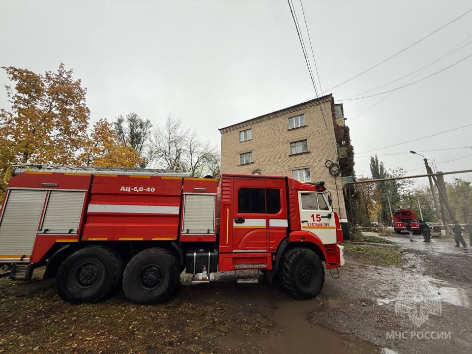 В Красном Луче спасатели России проводят аварийно-спасательные работы на месте ЧС В Красном Луче спасатели России проводят аварийно-спасательные работы на месте ЧС