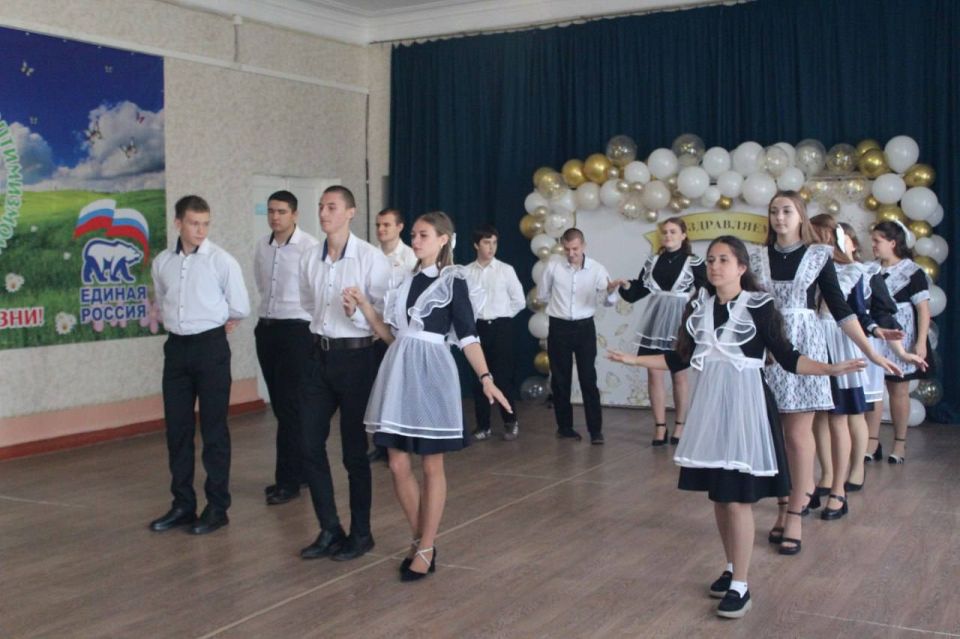 Светлана Гизай: В Лотиковской школе вместе с Председателем Совета округа, замсекретаря Славяносербского отделения "Единой России" Антониной Гречишкиной и Главой муниципалитета Сергеем Крамаренко приняли участие в... Светлана Гизай: В Лотиковской школе вместе с Председателем Совета округа, замсекретаря Славяносербского отделения "Единой России" Антониной Гречишкиной и Главой муниципалитета Сергеем Крамаренко приняли участие в...