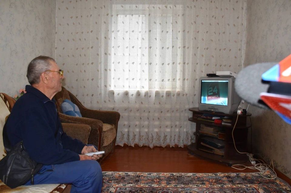Жителю Новосветловки установили телеоборудование «Русский мир» Жителю Новосветловки установили телеоборудование «Русский мир»