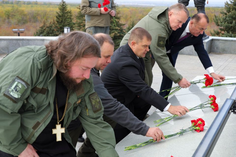 Представители Народного Совета и делегация Заксобрания Санкт-Петербурга возложили цветы у мемориального комплекса «Острая Могила» (фоторепортаж) Представители Народного Совета и делегация Заксобрания Санкт-Петербурга возложили цветы у мемориального комплекса «Острая Могила» (фоторепортаж)
