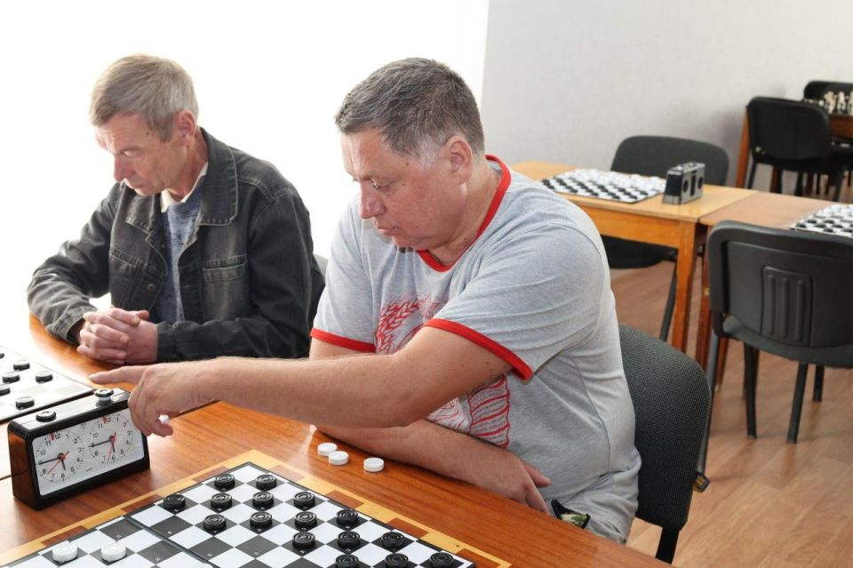 Победителем чемпионата ЛНР по стоклеточным (международным) шашкам среди мужчин стал Роман Огиенко, среди же женщин - Любовь Москвиченко Победителем чемпионата ЛНР по стоклеточным (международным) шашкам среди мужчин стал Роман Огиенко, среди же женщин - Любовь Москвиченко