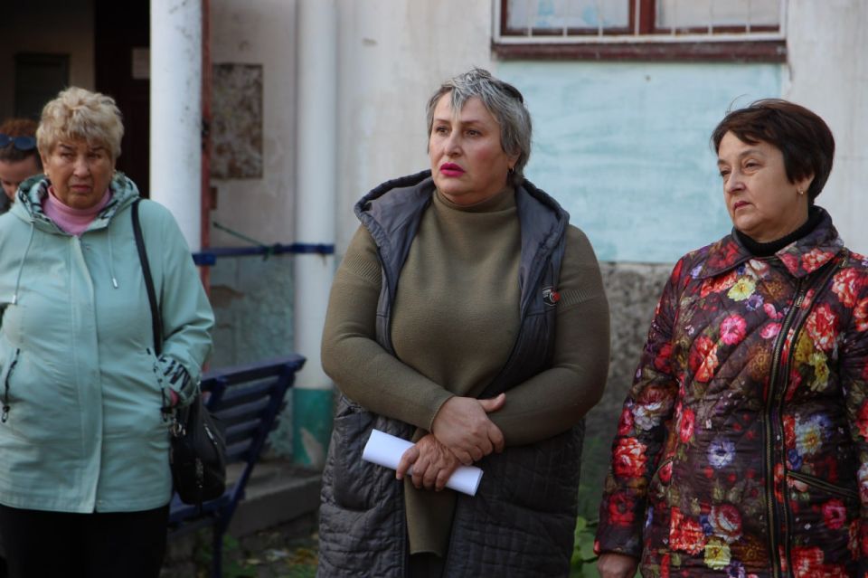 «Единая Россия» помогает жителям Рубежного в решении проблем с восстановлением жилья «Единая Россия» помогает жителям Рубежного в решении проблем с восстановлением жилья