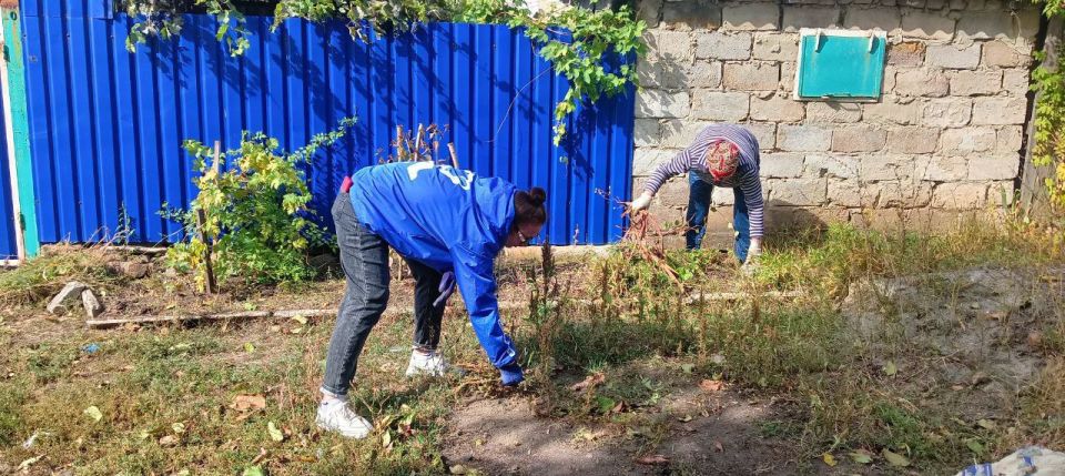 В рамках акции «Эстафета добрых дел» ко Дню Рождения Президента активисты первичного отделения «Единой России» №18 пгт Софиевский оказали бытовую помощь жительнице поселка Людмиле Воликовой, а также передали продуктовый набор В рамках акции «Эстафета добрых дел» ко Дню Рождения Президента активисты первичного отделения «Единой России» №18 пгт Софиевский оказали бытовую помощь жительнице поселка Людмиле Воликовой, а также передали продуктовый набор