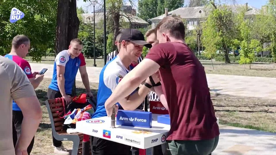 «Единая Россия» передала спортинвентарь и технику Федерации армрестлинга ЛНР