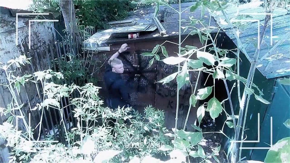 Если вы столкнулись с ситуацией, когда кто-то предлагает вам или другим людям принять участие в подготовке или совершении террористического акта, или вы узнали о подобных планах, немедленно сообщите об этом в...