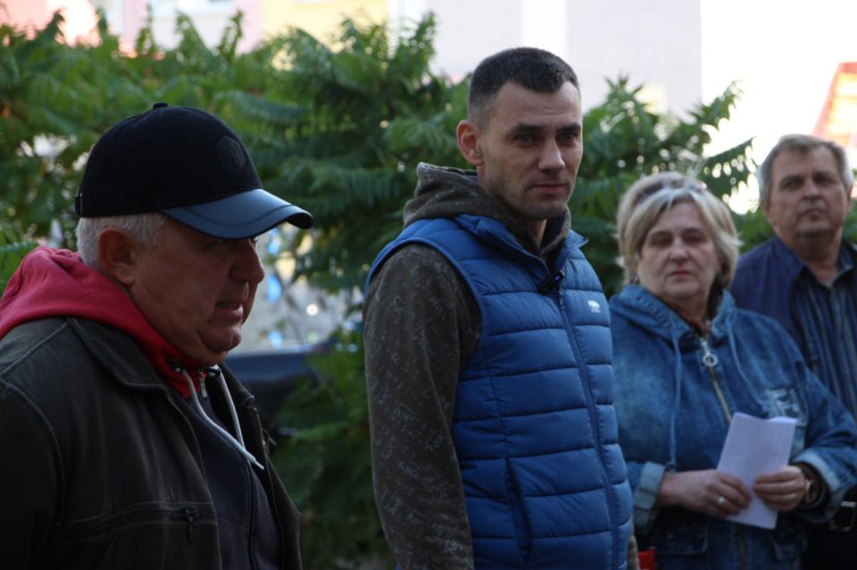 «Единая Россия» помогает жителям Рубежного в решении проблем с восстановлением жилья «Единая Россия» помогает жителям Рубежного в решении проблем с восстановлением жилья