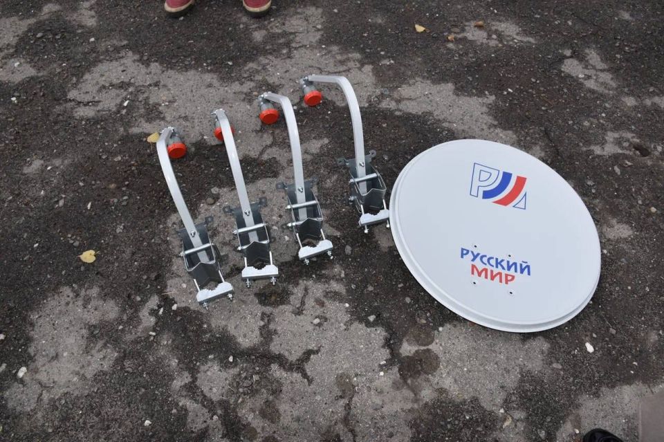 Жителю Новосветловки установили телеоборудование «Русский мир» Жителю Новосветловки установили телеоборудование «Русский мир»