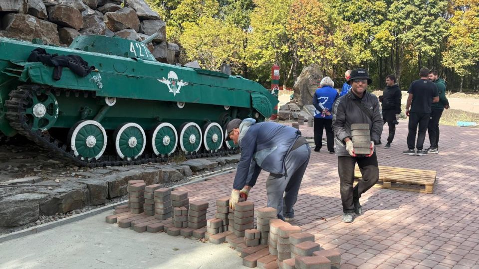 Народная программа: в рамках партийного проекта «Городская среда» в Красном Луче проводится реконструкция городского парка Народная программа: в рамках партийного проекта «Городская среда» в Красном Луче проводится реконструкция городского парка