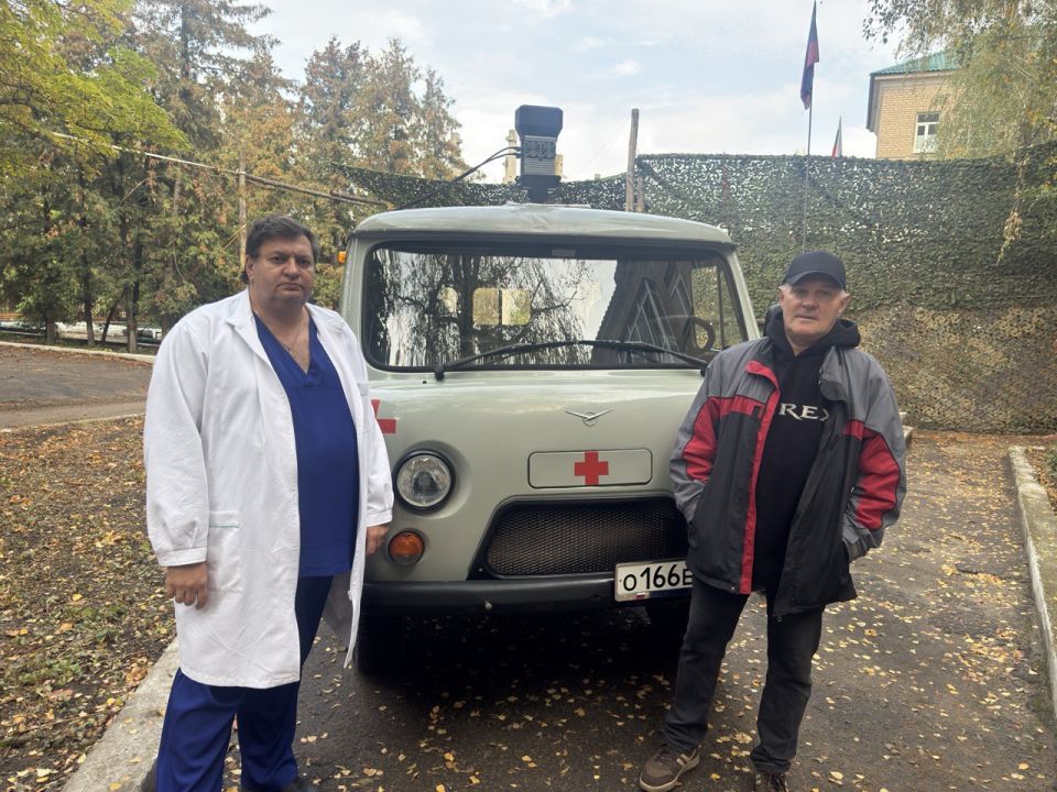 Депутат Государственной Думы РФ В.П. Водолацкий совместно с Секретарем Луганского регионального отделения партии «ЕДИНАЯ РОССИЯ» Д.Н. Мирошниченко передали средство радиоэлектронной борьбы для скорой помощи Кременского МО... Депутат Государственной Думы РФ В.П. Водолацкий совместно с Секретарем Луганского регионального отделения партии «ЕДИНАЯ РОССИЯ» Д.Н. Мирошниченко передали средство радиоэлектронной борьбы для скорой помощи Кременского МО...