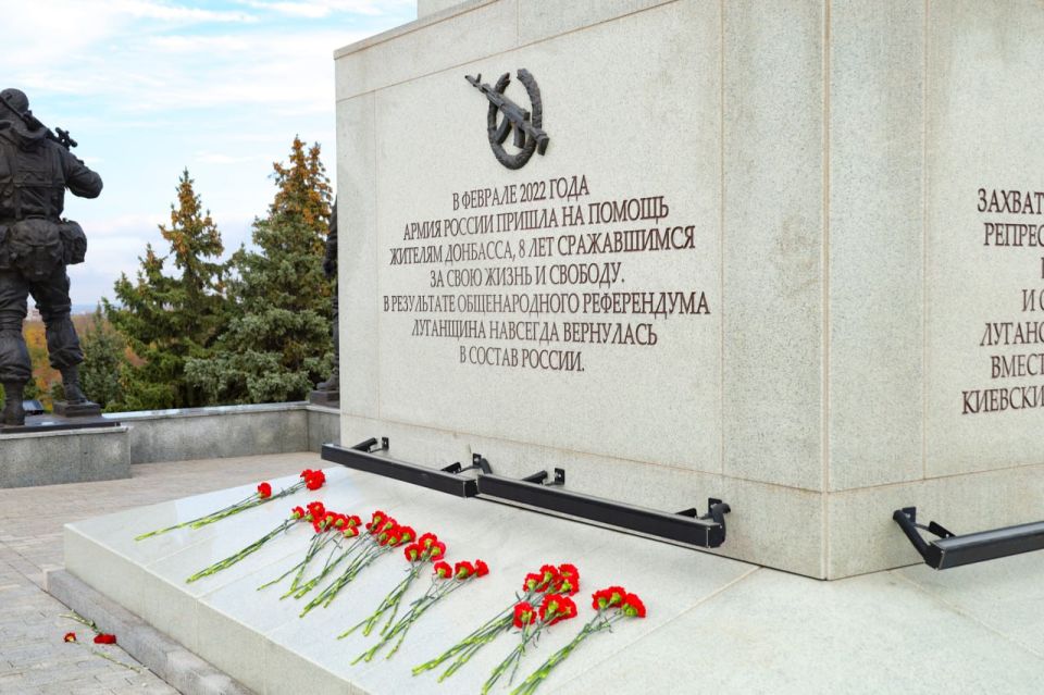 Представители Народного Совета и делегация Заксобрания Санкт-Петербурга возложили цветы у мемориального комплекса «Острая Могила» (фоторепортаж) Представители Народного Совета и делегация Заксобрания Санкт-Петербурга возложили цветы у мемориального комплекса «Острая Могила» (фоторепортаж)