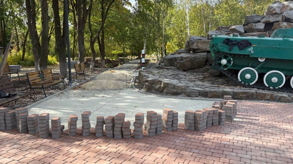 Народная программа: в рамках партийного проекта «Городская среда» в Красном Луче проводится реконструкция городского парка Народная программа: в рамках партийного проекта «Городская среда» в Красном Луче проводится реконструкция городского парка