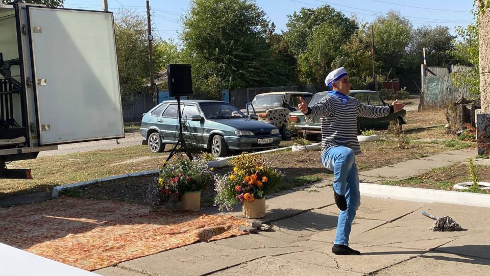Сегодня наш Автоклуб МБУ "ДК пгт Петровка" филиал "ДК с. Передельское" и клуба с. Старый Айдар приехали с концертной программой в с. Войтово и поздравили с днём рождения Сегодня наш Автоклуб МБУ "ДК пгт Петровка" филиал "ДК с. Передельское" и клуба с. Старый Айдар приехали с концертной программой в с. Войтово и поздравили с днём рождения