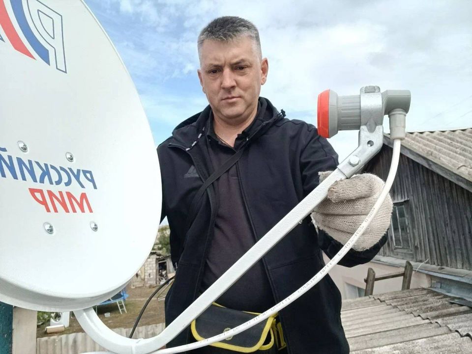 Жителю Новосветловки установили телеоборудование «Русский мир» Жителю Новосветловки установили телеоборудование «Русский мир»
