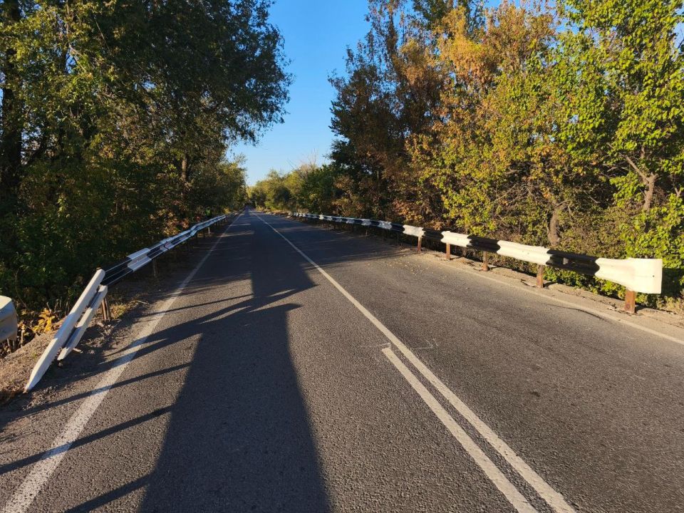 На автодороге Белое — Лутугино обновили мостовое барьерное ограждение На автодороге Белое — Лутугино обновили мостовое барьерное ограждение