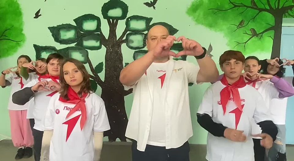 Активисты Движения Первых ГБОУ ЛНР "Рубежанская ОШ № 3" поздравляют учителей с профессиональным праздником -Днём УЧИТЕЛЯ! Мы ВАС любим, ценим, уважаем! Спасибо за Ваш труд и терпение!!!
